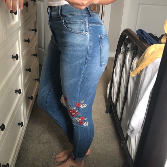 Express Embroidered Jeans - Picture 2 of 3